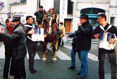 Les Halles de Tours - lancement du touraine Primeur en musique et en traction... Gigi est de la f�te - Les Fr�res Musette - Michel Refutin